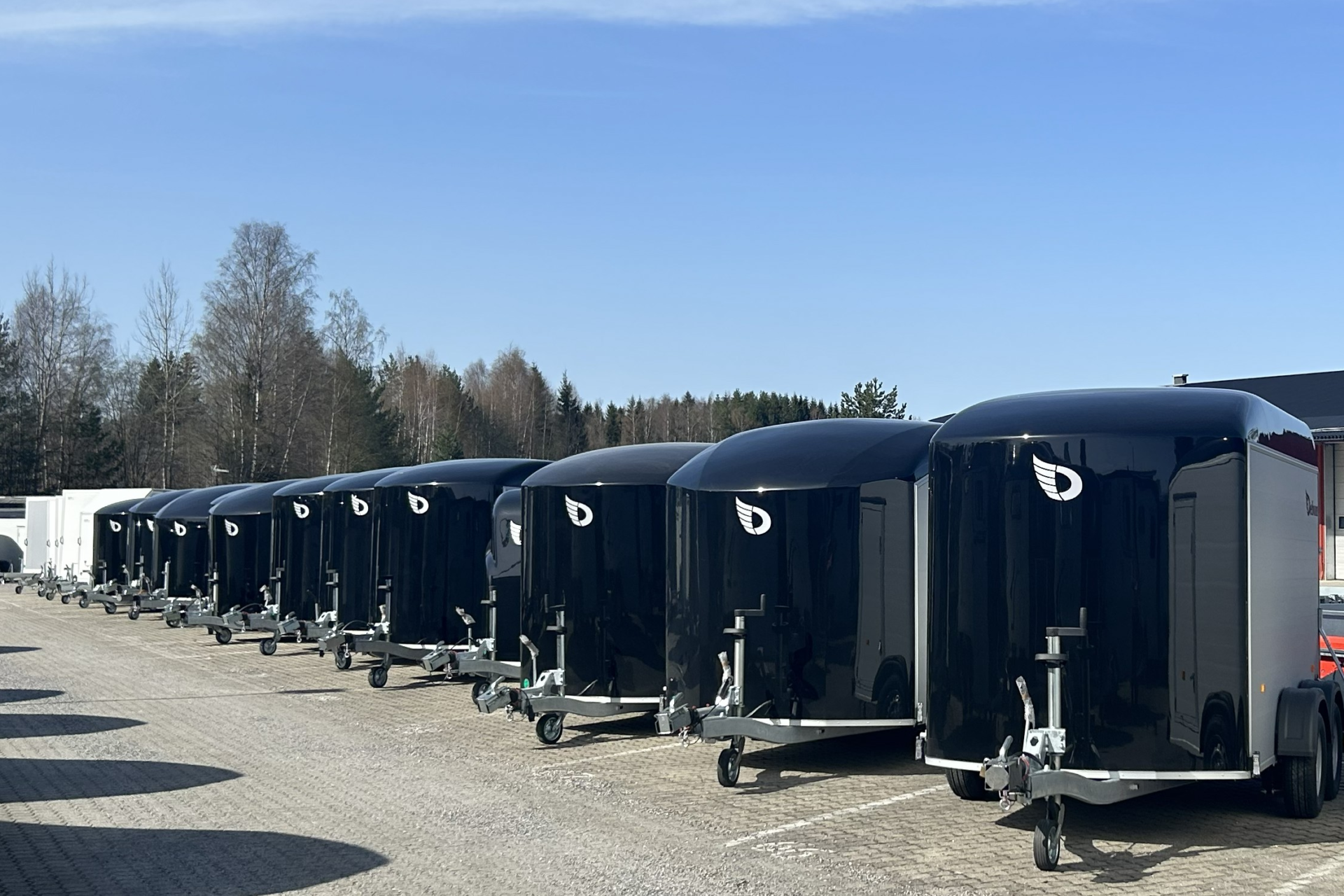 Aerodynamiske Debon skaphengere på rad