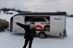 edda Hosaas foran Debon Roadster 2000 biltilhenger med rallybil i