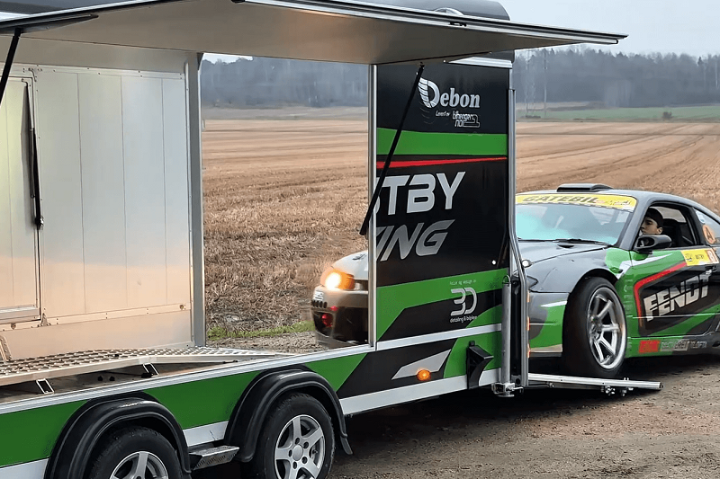 Marcus Østbys Debon Roadster 2000 biltransporter lastes