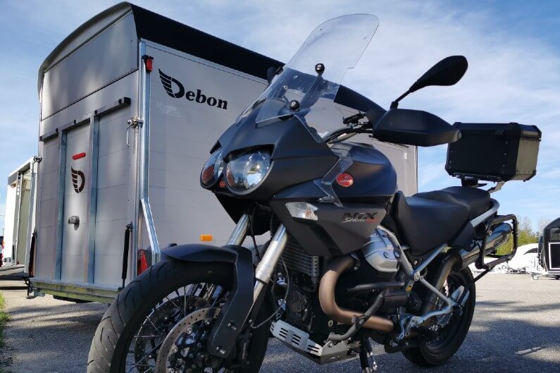 Tilhengernor Debon Roadster 700 med motorsykkel stående foran